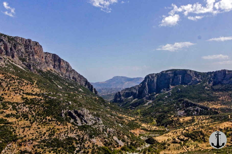 Με θέα την Οκτωνιά από το φαράγγι των Μανικίων / The view to Oktonia from Manikia gorge